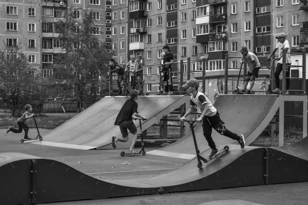 Дети на самокате