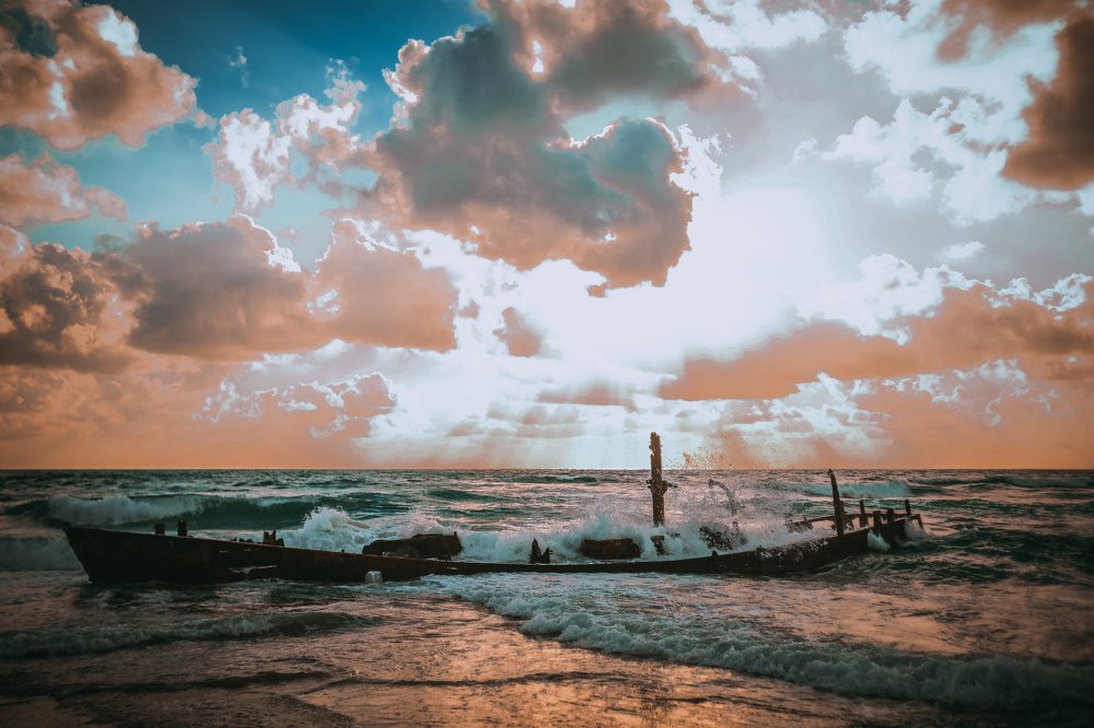 "А у воды высится, как мираж..."