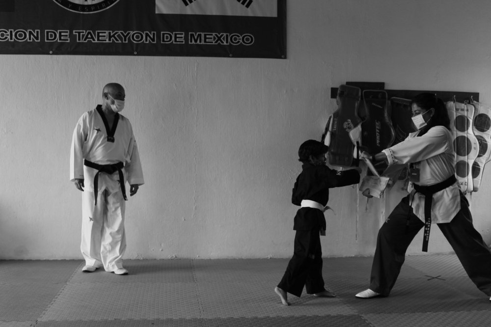 Pequeño rompiendo su primera tabla