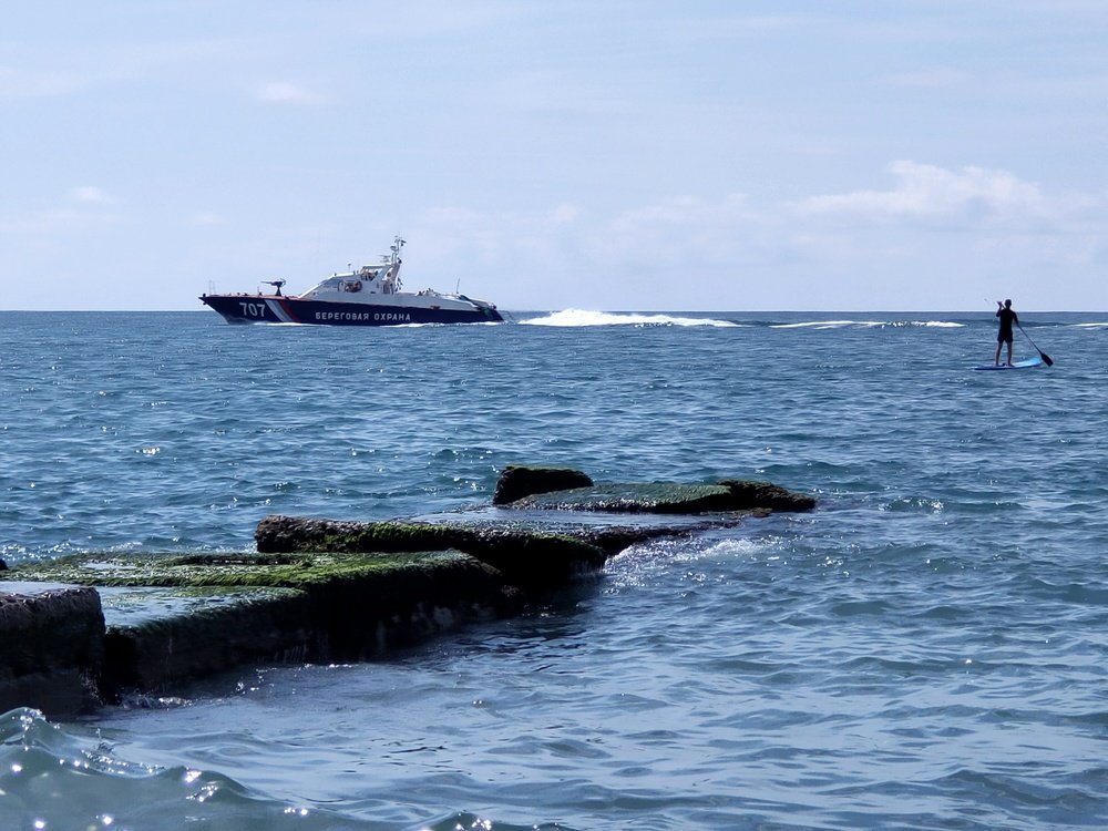 В одном море.