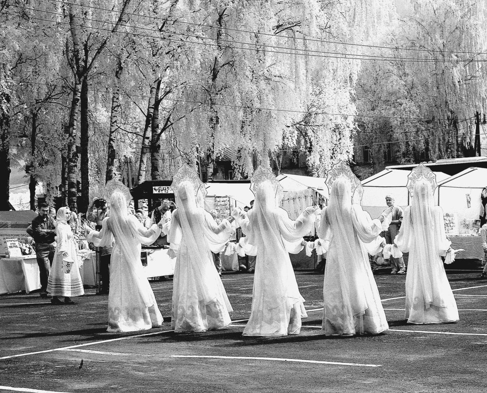 . Пляски. во время чумы.Июль .Полдень.Жара.