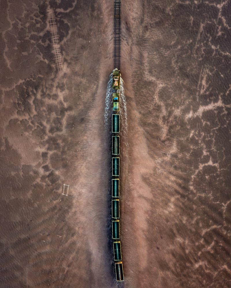 Вагонетки перевозят соль, добытую со дна озера