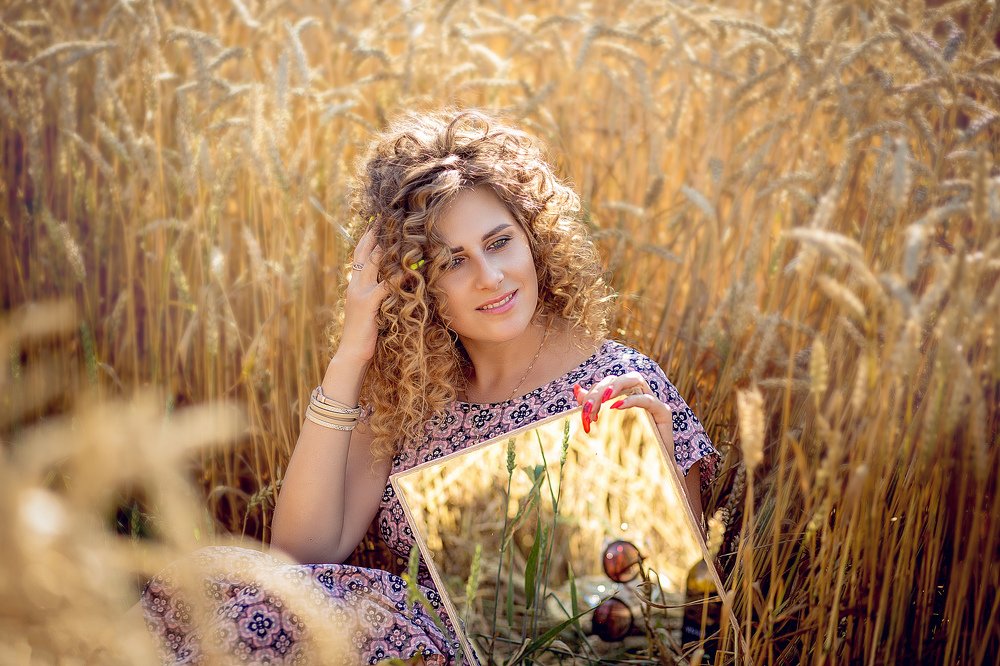 Девушка с зеркалом