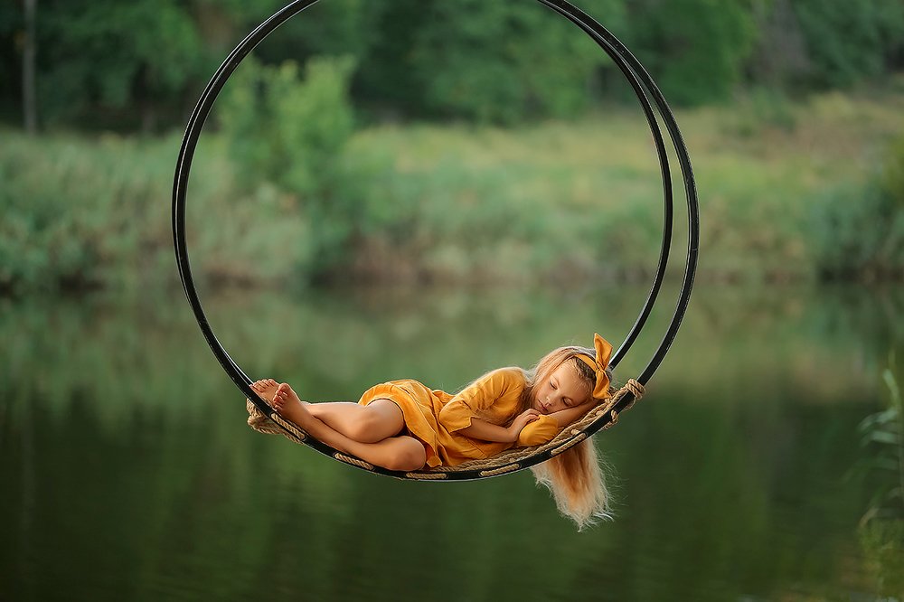 Девочка над водой.