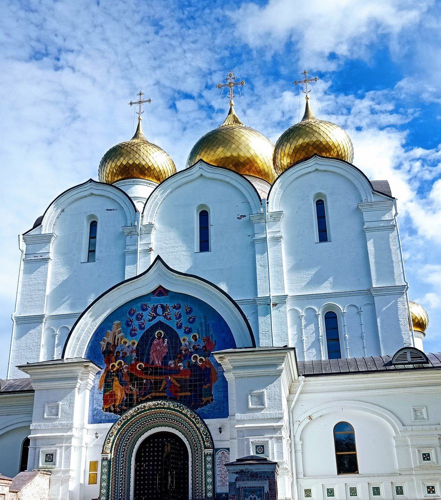 Под небом голубым....