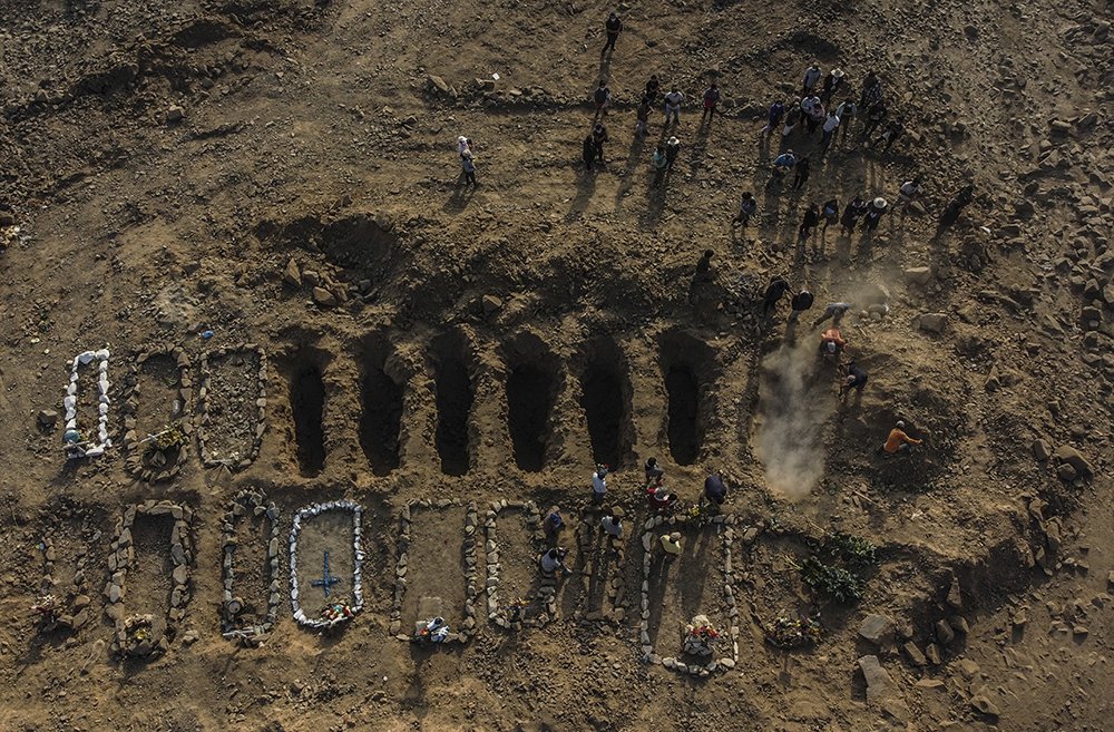 La despedida de un ser querido en zanjas improvisadas por la covid-19.