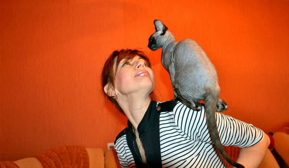 Девушка с кошкой.