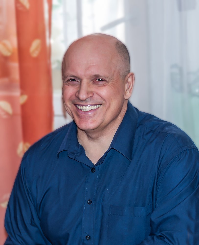 Если встретишь человека без улыбки,подари ему свою :)