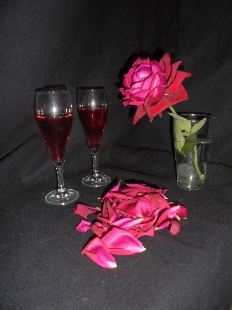 Вино из розовых лепестков.