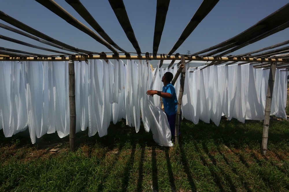 The process of dyeing \"Kain Pantai\" handicrafts