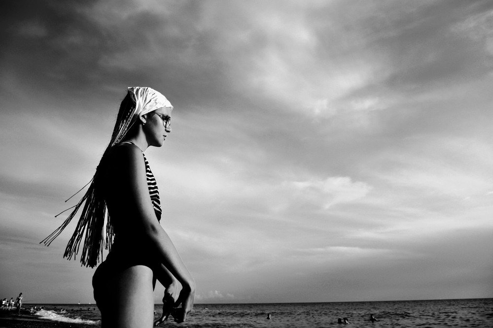 Девушка на море