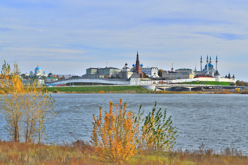 Вид на Казанский кремль осенью.
