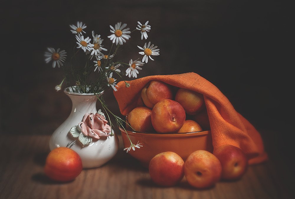 Ромашки и нектарин