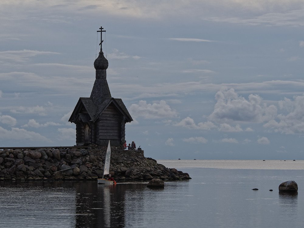 На краю берега.