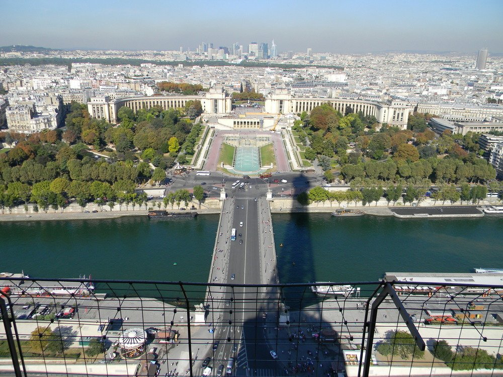 Вид на Фонтан Трокадеро и Париж с Эйфелевой башни
