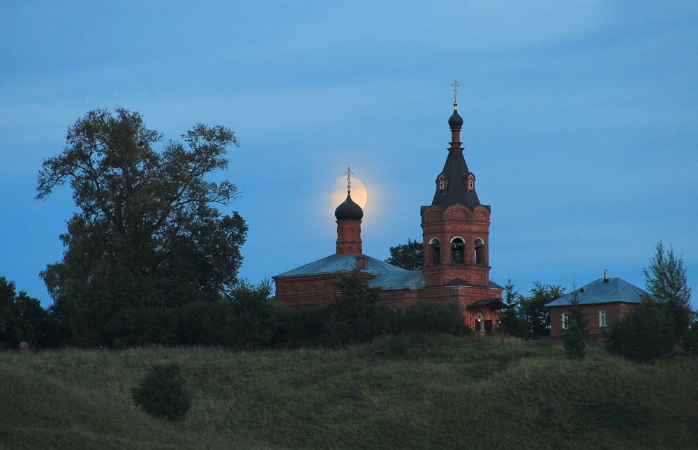 С Луной в прятки