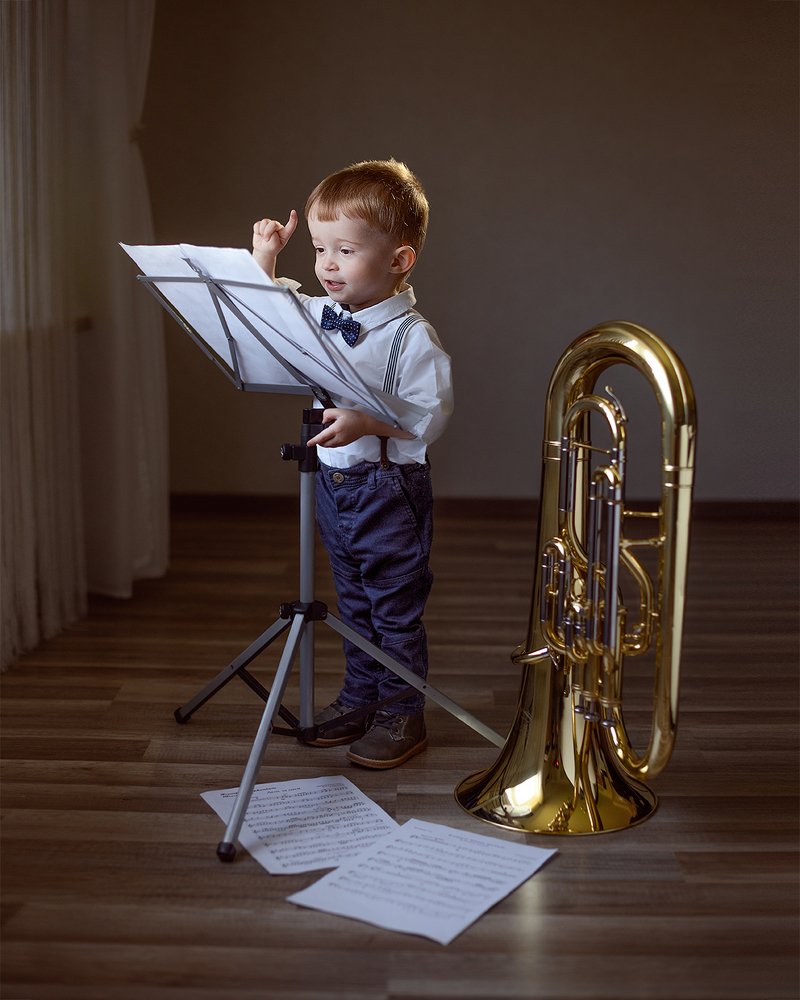 Папа, смотри, я тоже умею дирижировать!