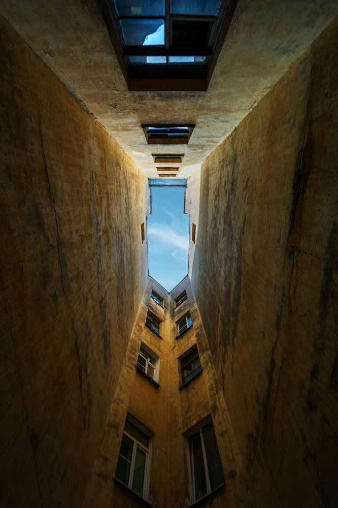 Двор-колодец. Небесный указатель