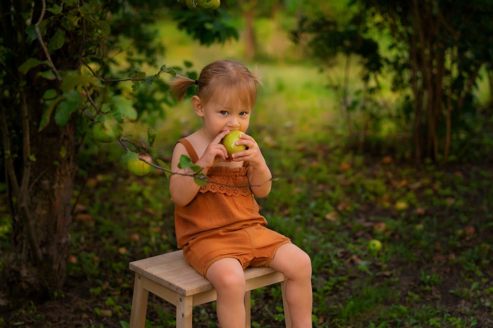 Девочка с яблоком