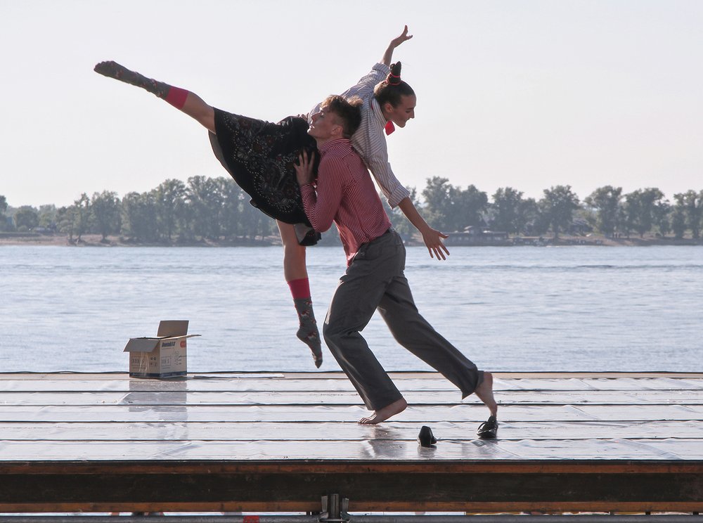 Танец у воды