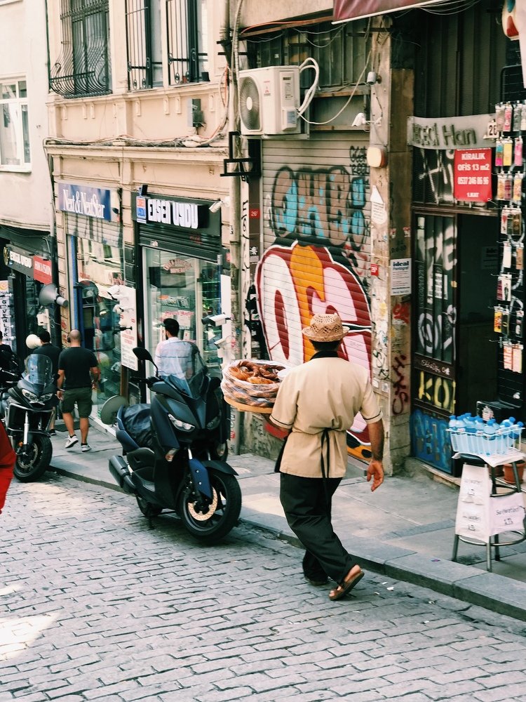 Продавец симмитов.