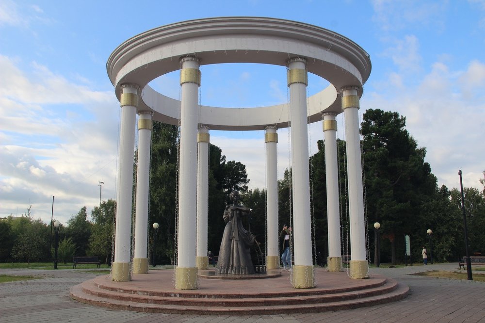 Памятник жёнам декабристов.