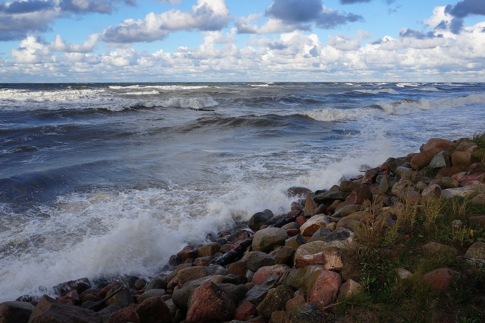 Штормит  на  Балтике .