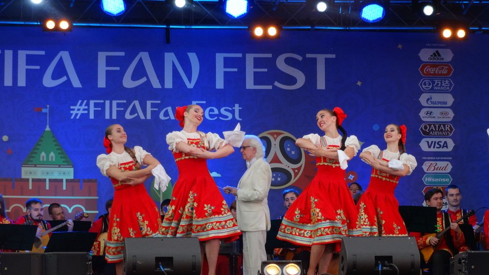 Народные танцы на фан-фесте.