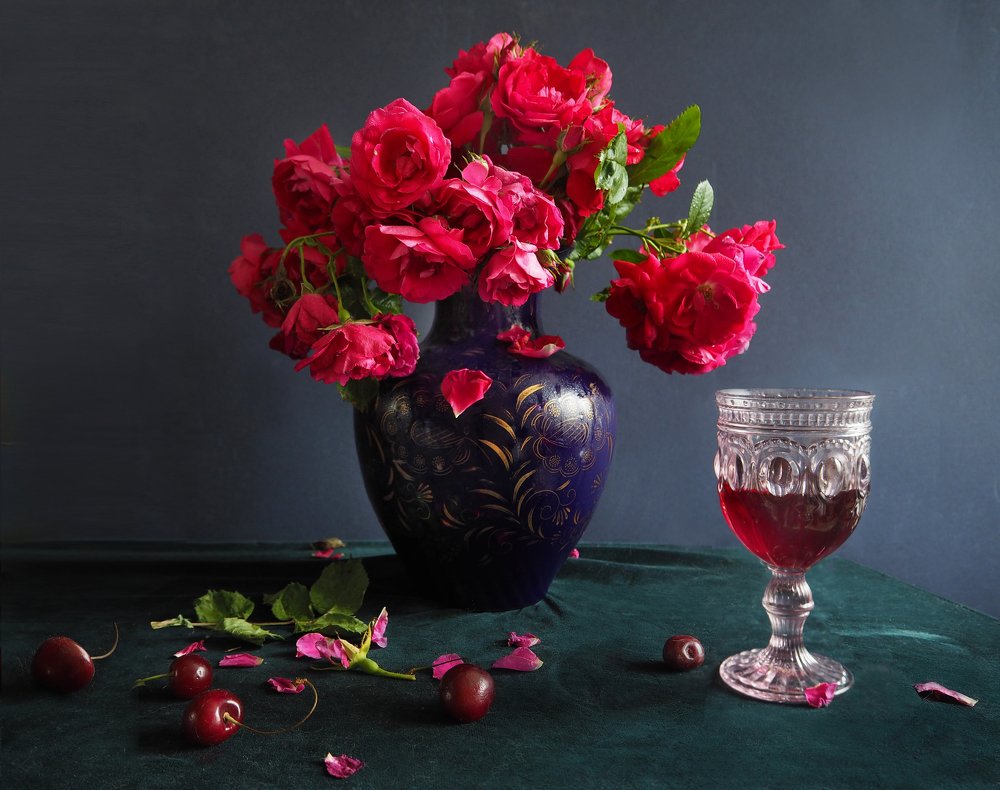 Розы в синей вазе