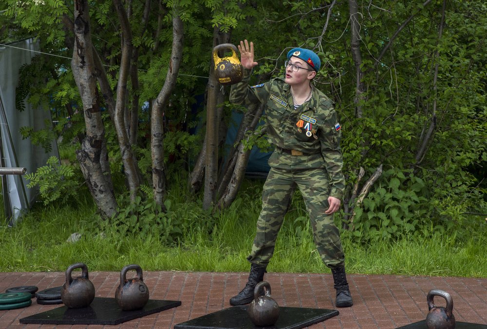 "Да я одной правой...."