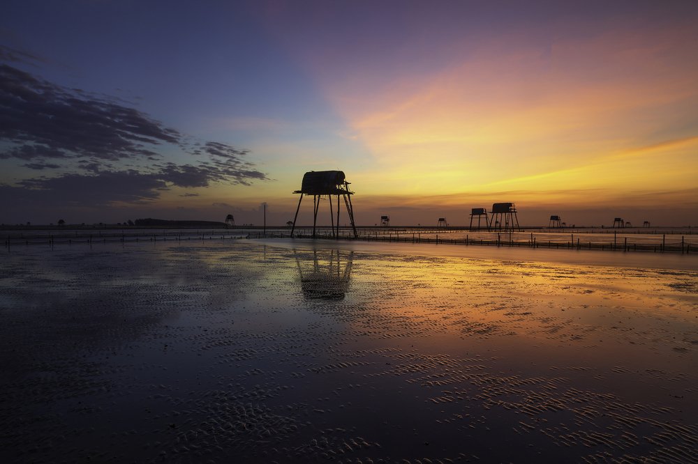 Dawn on Dong Chau sea