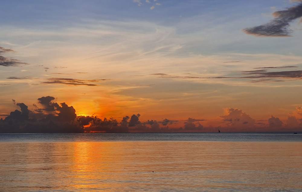 Яркий рассвет на пляже Упоа