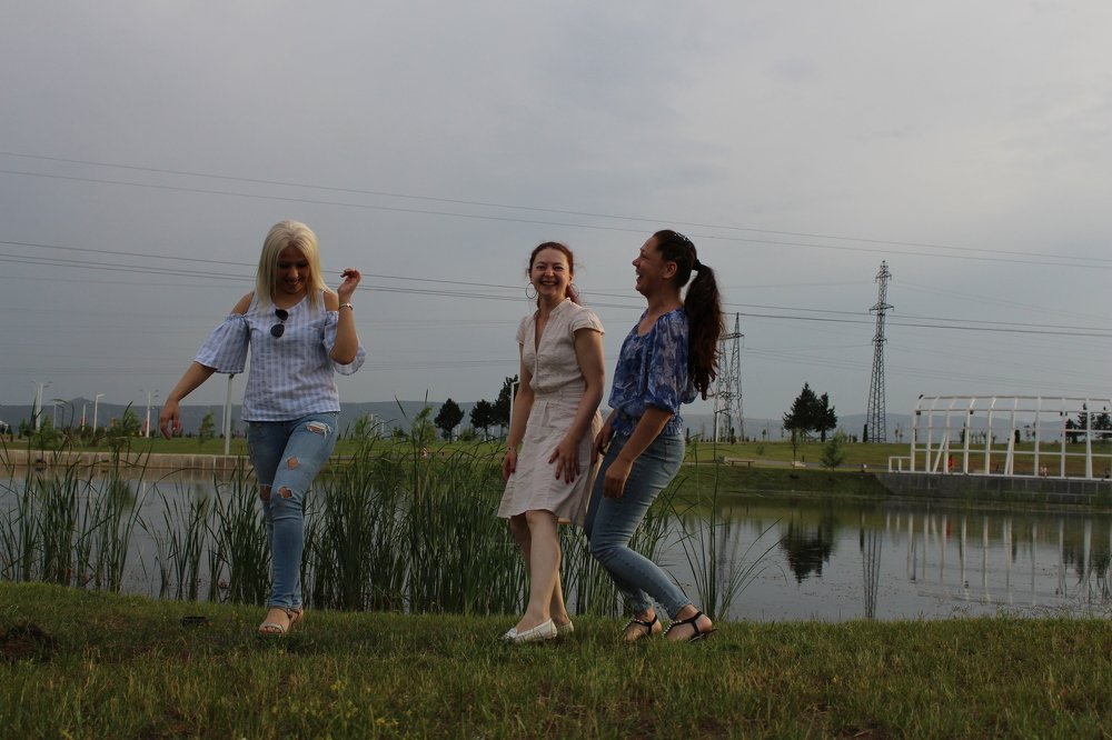 три девицы на пруду