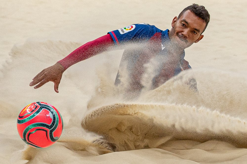 Мяч и песок (пляжный футбол)