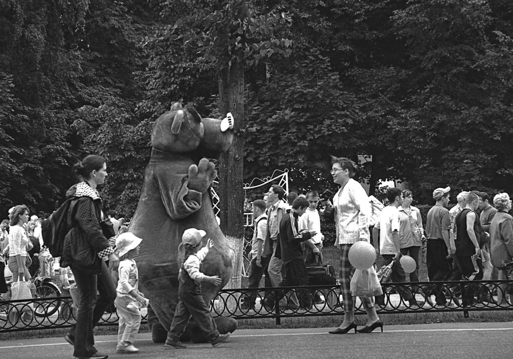 А где-то бродит детство