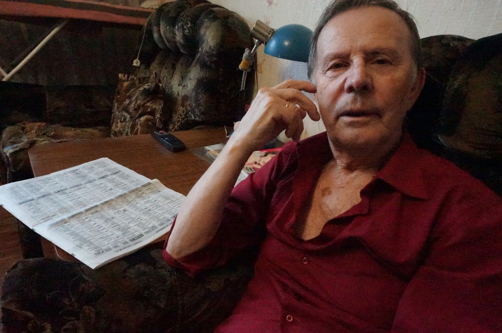 Автопортрет в красной рубашке