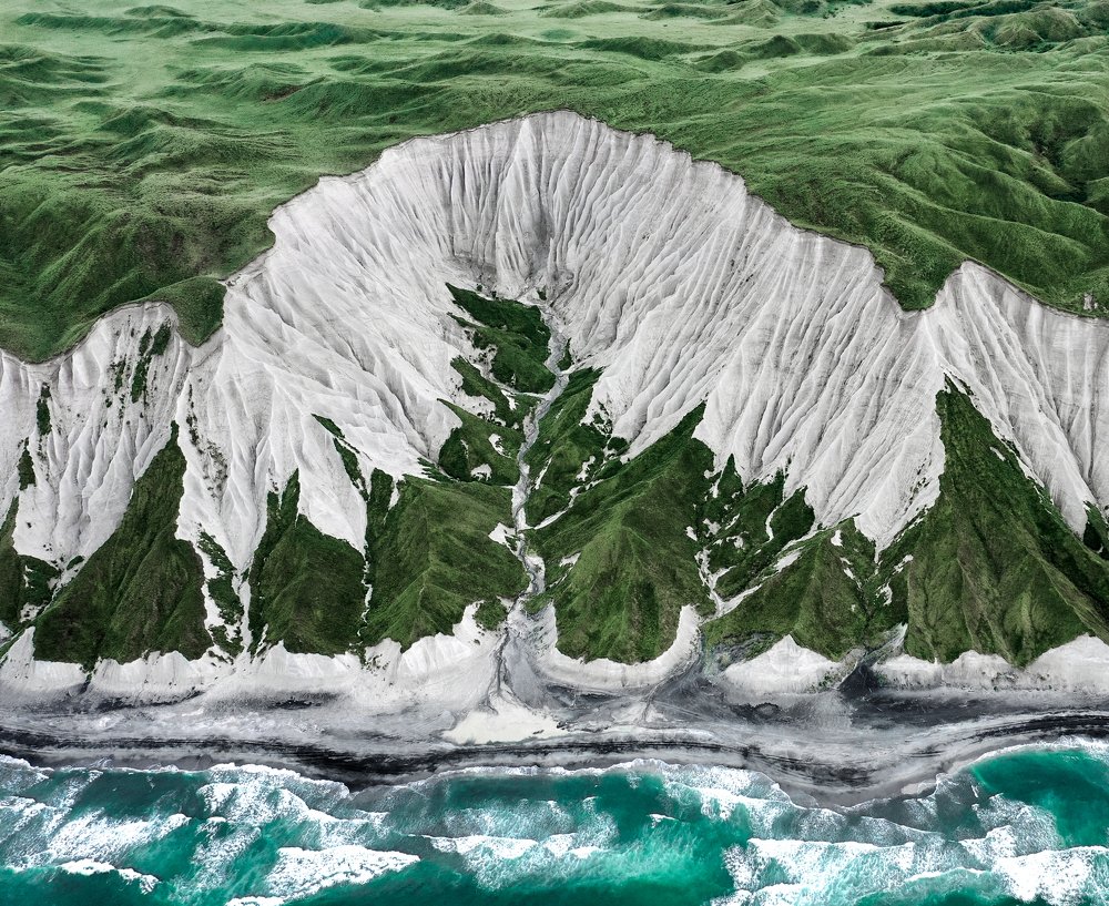 Белые скалы на острове Итуруп.