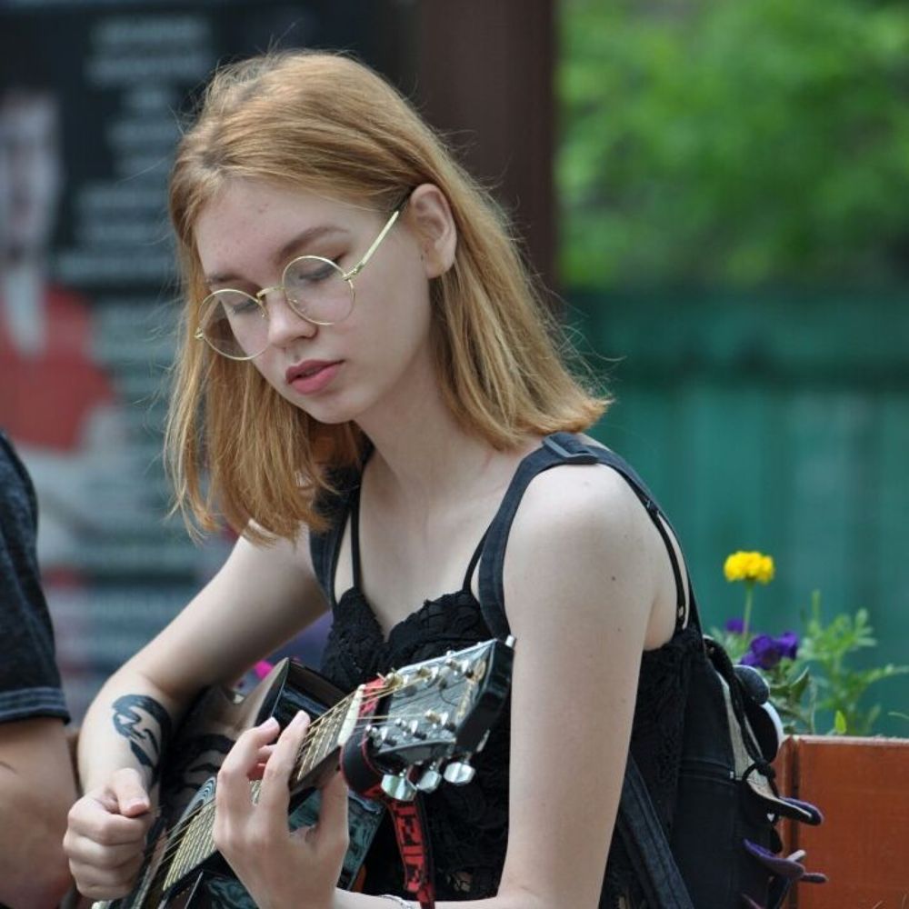 В спокойном переборе струн.