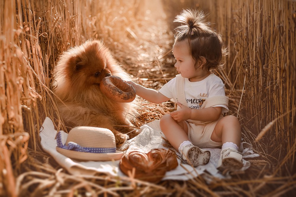 Кубика кормят бубликом