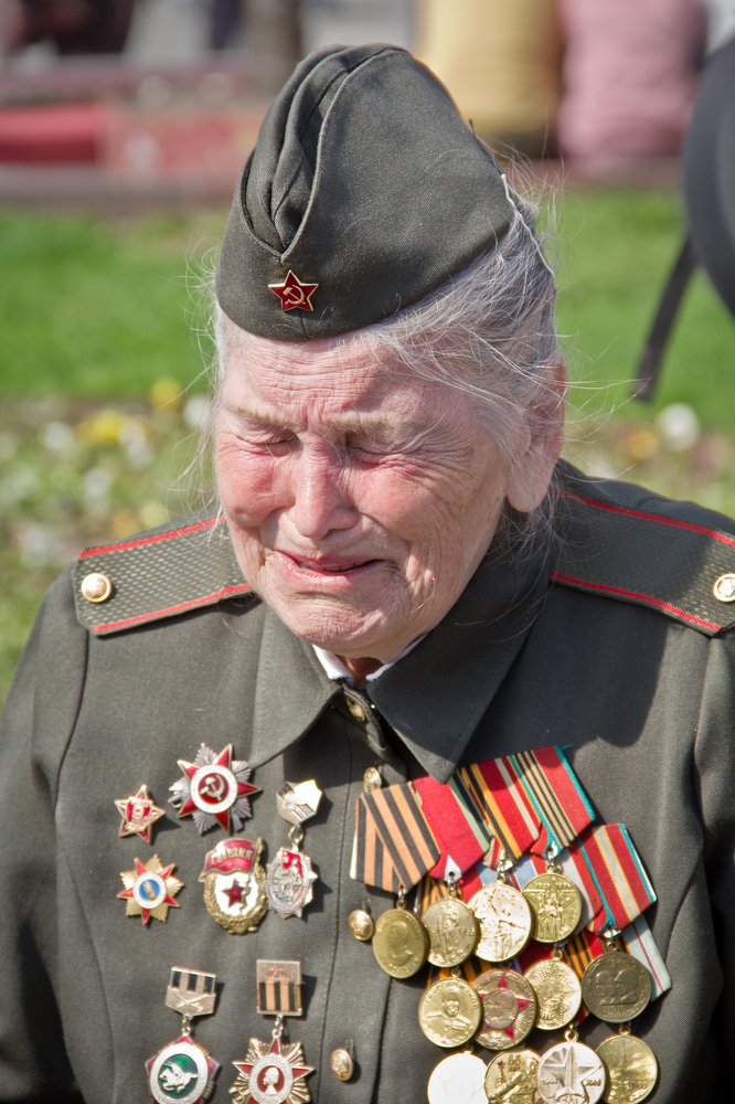 Со слезами на глазах