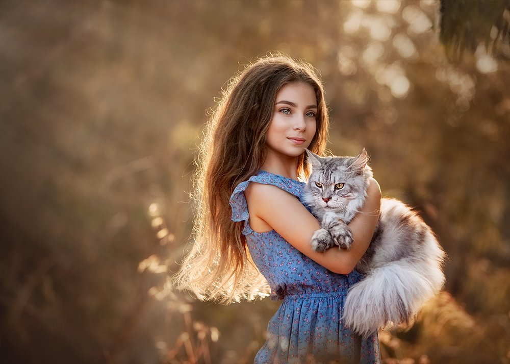 Юная девушка с большим, пушистым котом