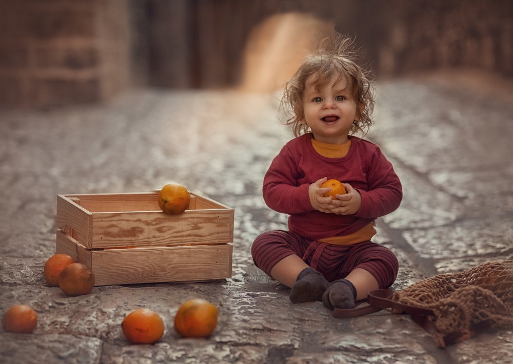 маленький мальчик с апельсинами в старом городе Яффо