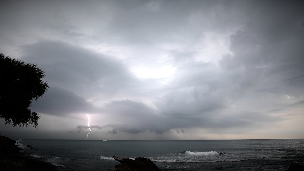 Ночная молния над Чёрным морем
