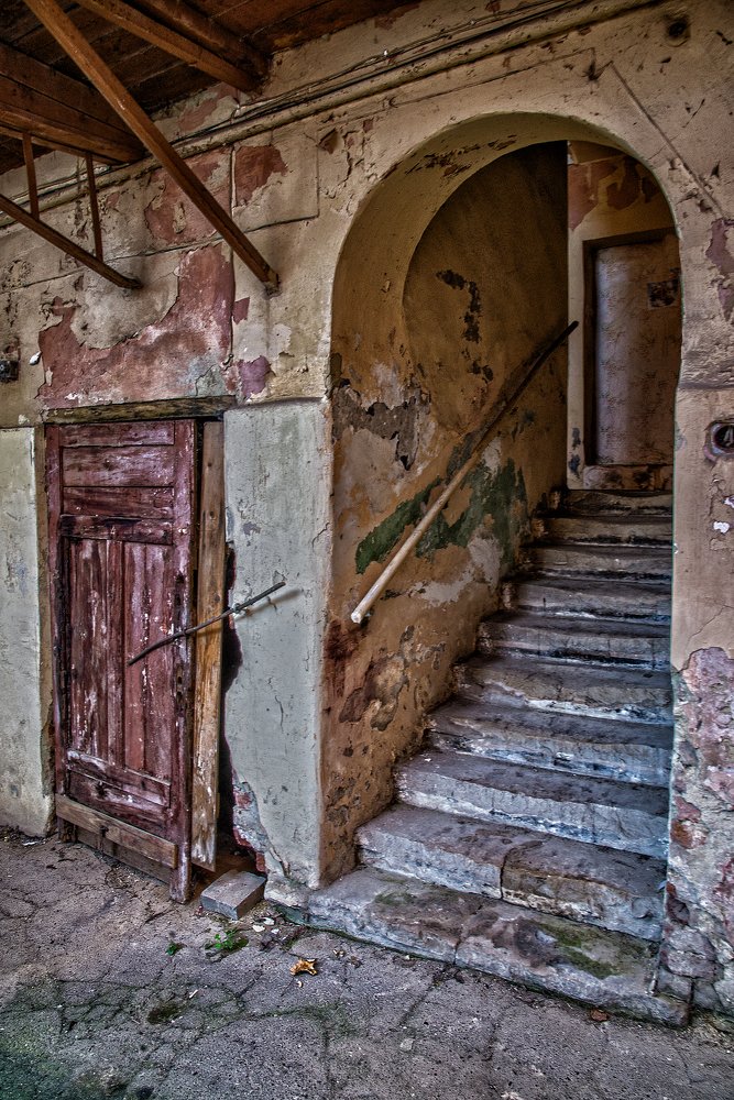 Подъезд старого дома.