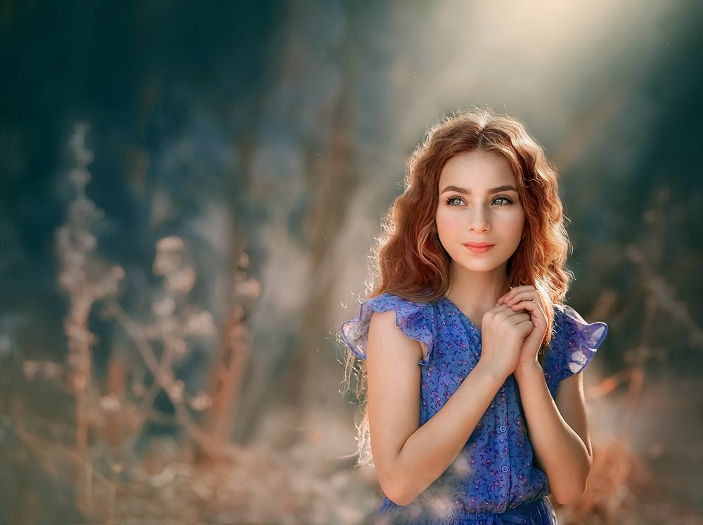 молодая девочка в сказочном лесу