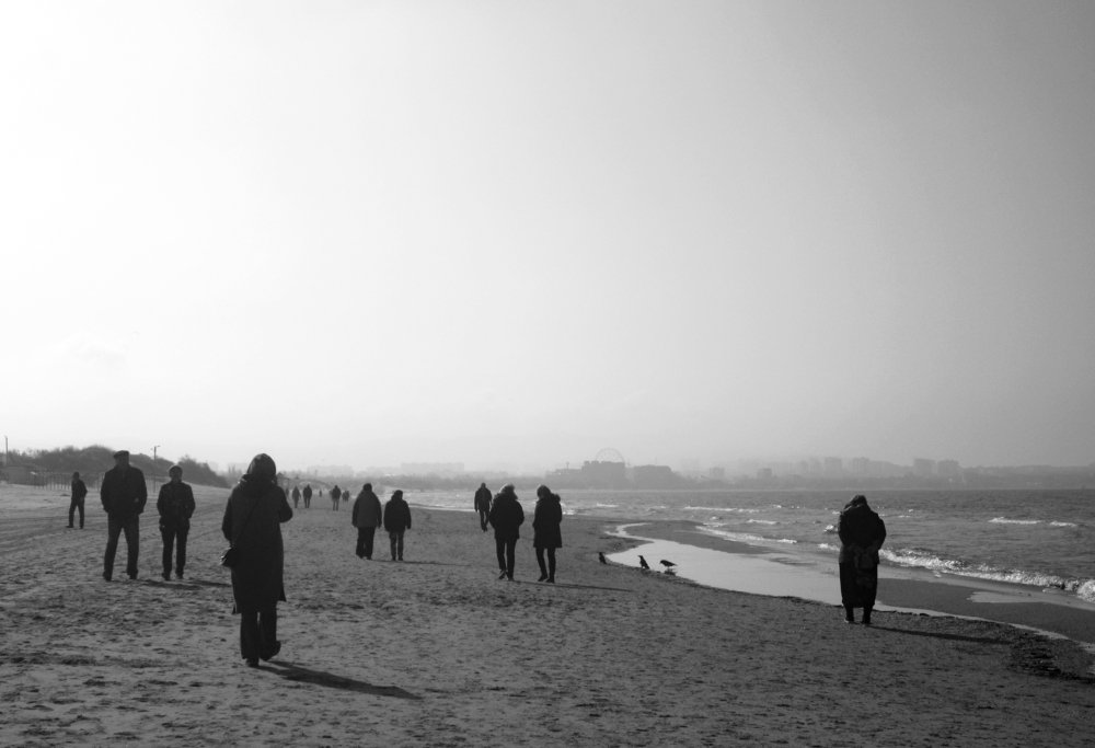 Тени на побережье .