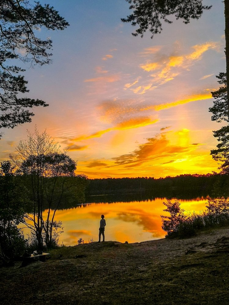 Женщина и золотой закат.