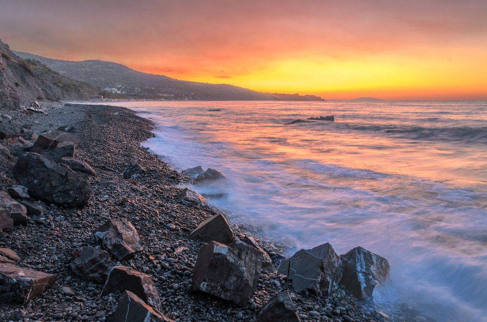 Вот вспыхнуло утро