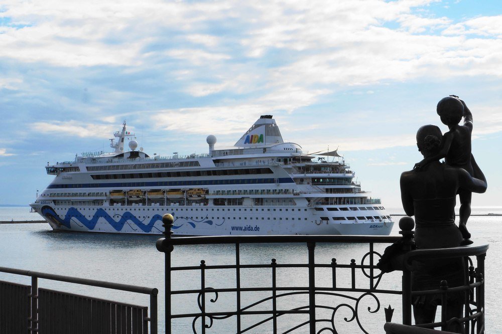 Памятник "Жена Моряка", Одесский порт....