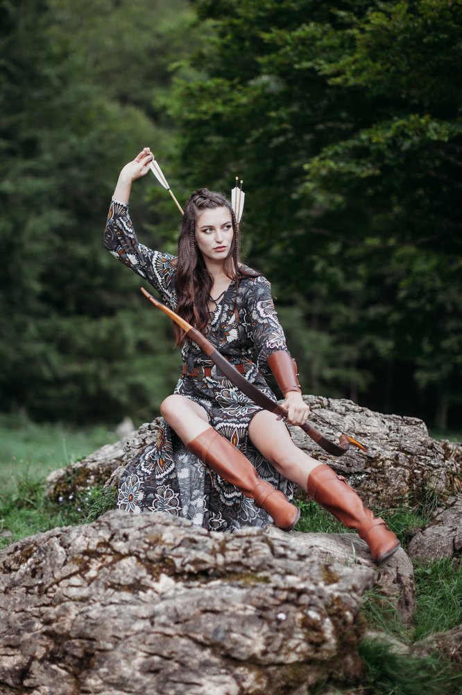 Девушка с луком